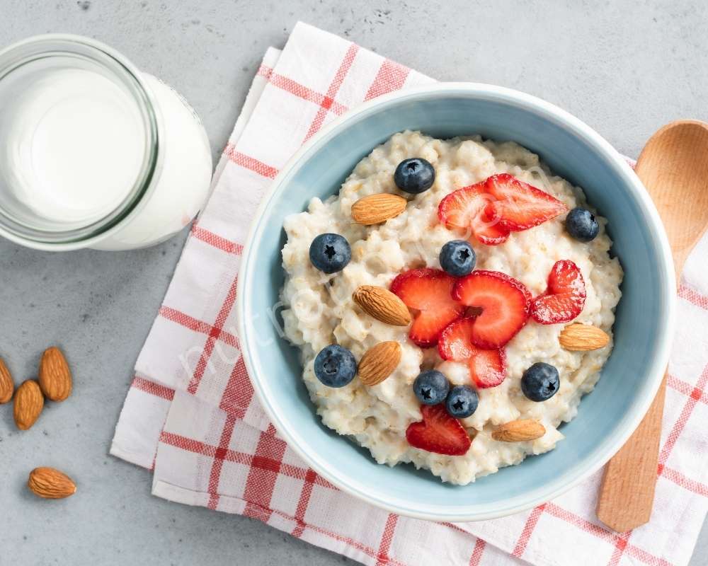 Oatmeal with berries and nuts